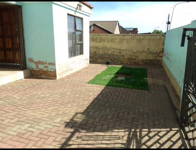 4 BEDROOM HOUSE FOR SALE IN MEADOWLANDS